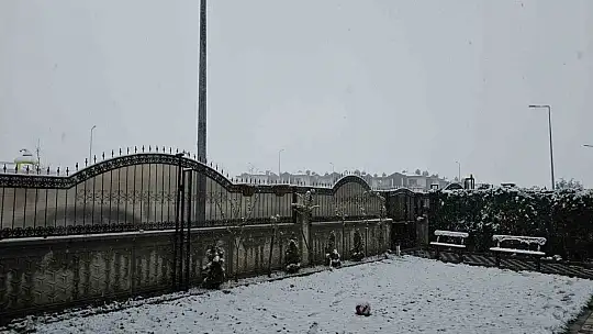 Nisan karı Kayseri'yi beyaza bürüdü