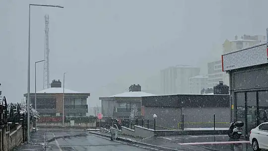 Nisan karı Kayseri'yi beyaza bürüdü