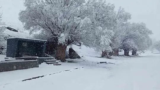 Nisan karı mahalleyi beyaza bürüdü
