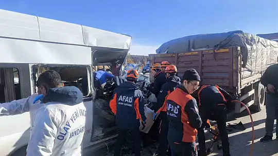 Öğrenci servisi tıra çarptı: 1 ölü, 7 yaralı