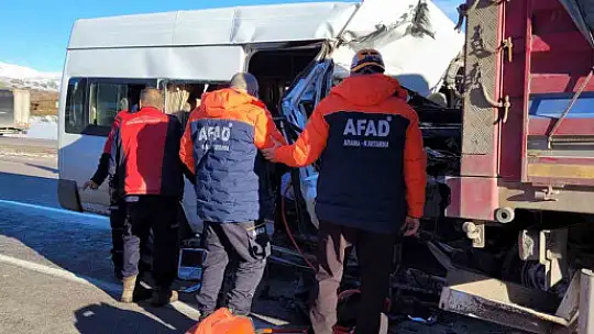 Öğrenci servisi tıra çarptı: 1 ölü, 7 yaralı