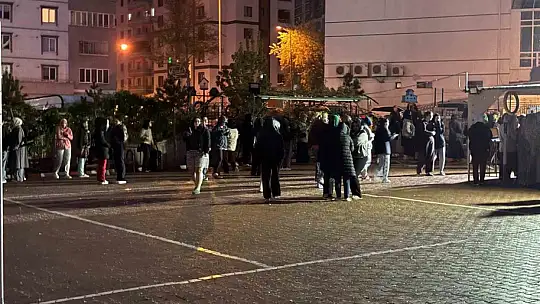 Öğrenci yurdunda yangın paniği: Öğrenciler sokağa döküldü