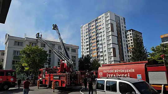 Öğrenci yurdunun çatısında çıkan yangın söndürüldü