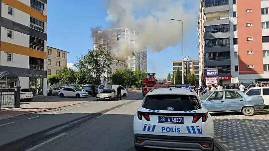 Öğrenci yurdunun çatısında yangın çıktı, çok sayıda ekip sevk edildi