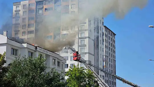 Öğrenci yurdunun çatısında yangın çıktı, çok sayıda ekip sevk edildi