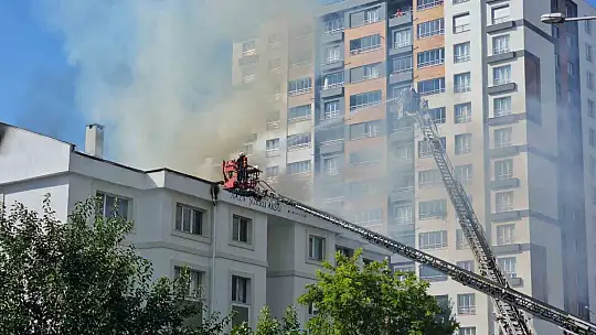 Öğrenci yurdunun çatısında yangın çıktı, çok sayıda ekip sevk edildi