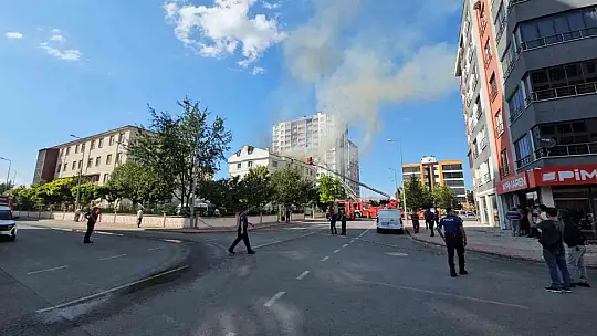 Öğrenci yurdunun çatısında yangın çıktı, çok sayıda ekip sevk edildi