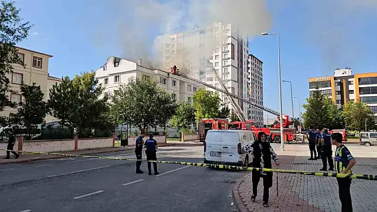 Öğrenci yurdunun çatısında yangın çıktı, çok sayıda ekip sevk edildi