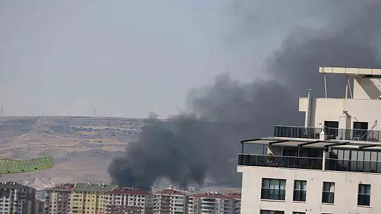 Öğrenci yurdunun çatısında yangın çıktı, çok sayıda ekip sevk edildi