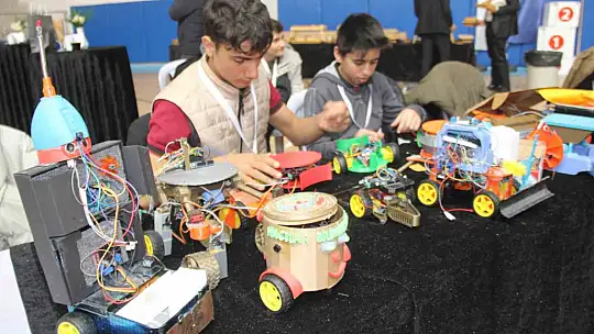 Öğrenciler, futbol oynayan robotlar geliştirdi