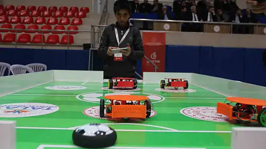 Öğrenciler, futbol oynayan robotlar geliştirdi