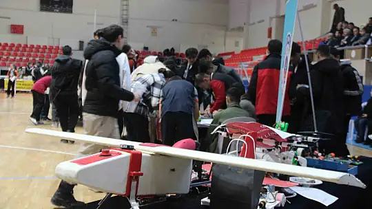 Öğrenciler, futbol oynayan robotlar geliştirdi