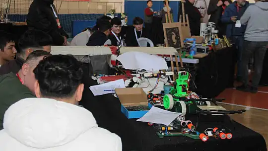 Öğrenciler, futbol oynayan robotlar geliştirdi