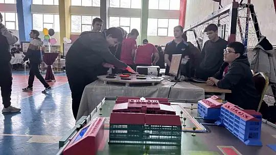 Öğrencilerin geliştirdiği otonom araç, görüntü işleyerek hareket ediyor