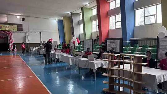 Öğrencilerin geliştirdiği otonom araç, görüntü işleyerek hareket ediyor