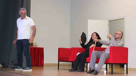 Öğretmenler kurdukları tiyatro ekibi ile hayallerini gerçekleştiriyor