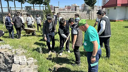 Okul bahçesi lavanta ve güllerle donatıldı