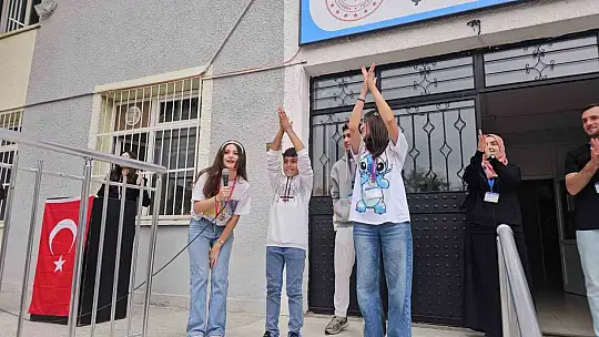 Okul okul gezip minik öğrenciler hem eğitiyorlar hem de yüzlerini güldürüyorlar