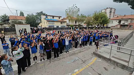 Okul okul gezip minik öğrenciler hem eğitiyorlar hem de yüzlerini güldürüyorlar