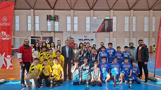 Okul sporları voleybol küçük erkek ve kız maçları sona erdi