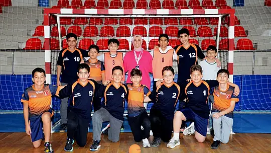 Okullar Arası Yıldızlar Hentbol Müsabakaları devam ediyor