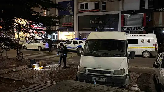 Önce kıyafetlerine laf etti, sonra bıçakladı: 3 yaralı