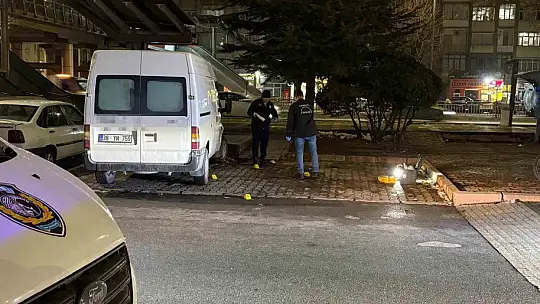 Önce kıyafetlerine laf etti, sonra bıçakladı: 3 yaralı