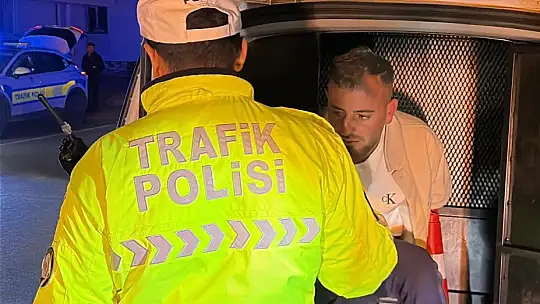 Önce telefonu, sonra da kelepçeyi bahane ederek alkol testini reddetti