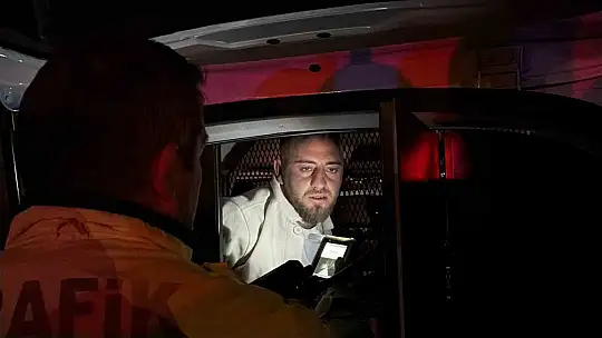 Önce telefonu, sonra da kelepçeyi bahane ederek alkol testini reddetti