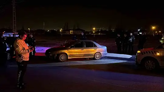 Önce telefonu, sonra da kelepçeyi bahane ederek alkol testini reddetti