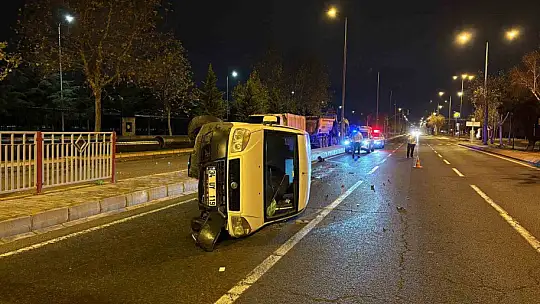 Önüne köpek çıkan araç yan yattı: 2 yaralı