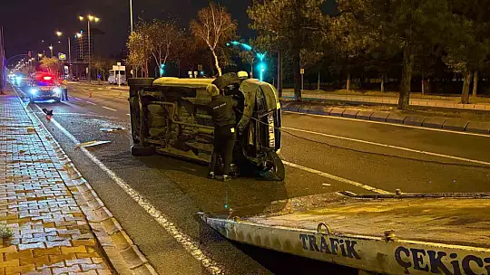Önüne köpek çıkan araç yan yattı: 2 yaralı