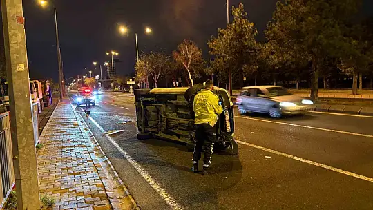 Önüne köpek çıkan araç yan yattı: 2 yaralı