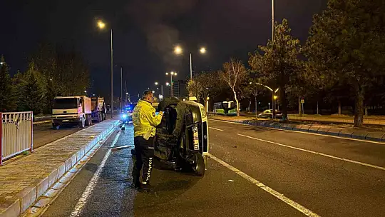 Önüne köpek çıkan araç yan yattı: 2 yaralı