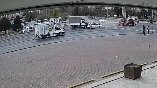 Ortalığın savaş alanına döndüğü kaza kamerada