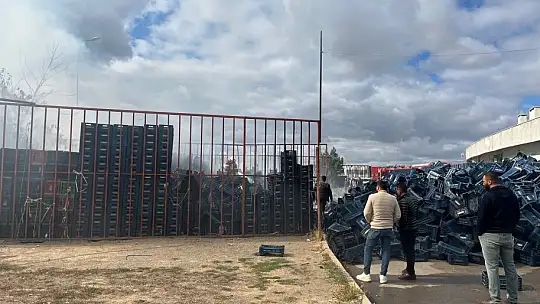 Ot yangını plastik kasalara sıçradı, faciadan dönüldü