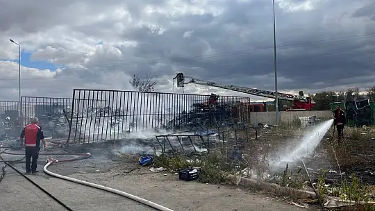 Ot yangını plastik kasalara sıçradı, faciadan dönüldü