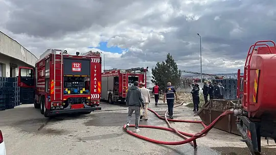 Ot yangını plastik kasalara sıçradı, faciadan dönüldü