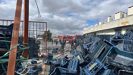 Ot yangını plastik kasalara sıçradı, faciadan dönüldü