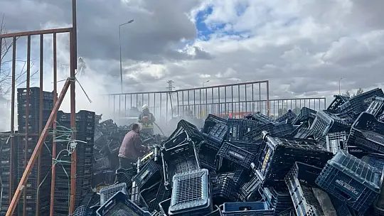 Ot yangını plastik kasalara sıçradı, faciadan dönüldü