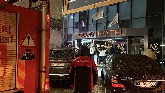 Otel bodrumunda çıkan yangın paniğe neden oldu