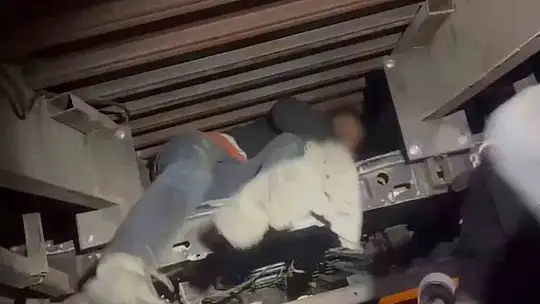 Oto kurtarıcıya yapılan gizli bölmede 2 düzensiz göçmen yakalandı