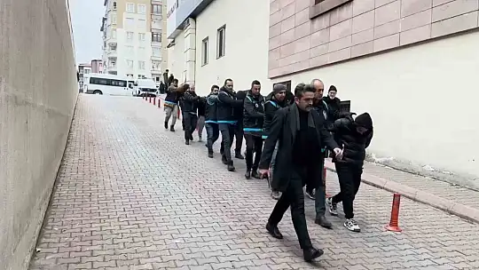 Oto yedek parçası ilanlarıyla 274 vatandaşı dolandıran 7 şüpheli yakalandı