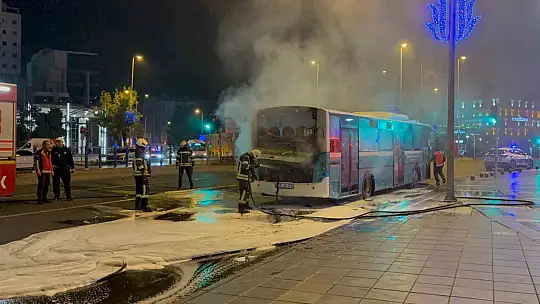 Otobüs yangınına polis müdahalesi