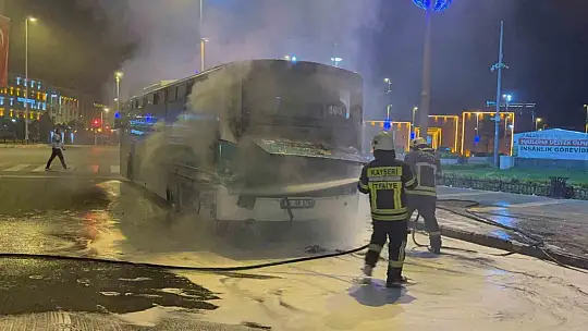 Otobüs yangınına polis müdahalesi