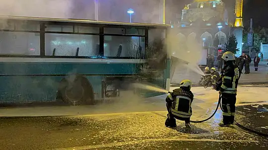 Otobüs yangınına polis müdahalesi