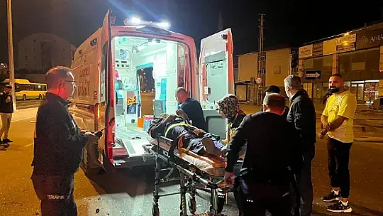 Otobüsle çarpışan otomobilin sürücüsü araç içinde sıkıştı