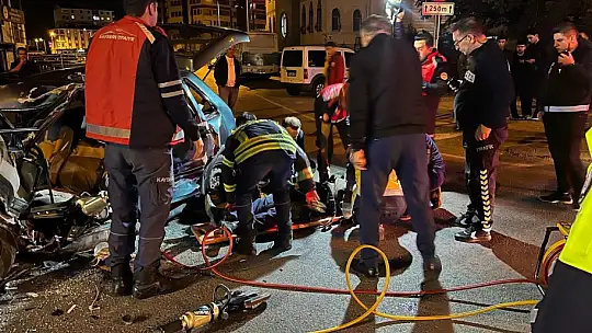 Otobüsle çarpışan otomobilin sürücüsü araç içinde sıkıştı