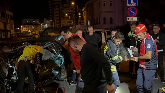 Otobüsle çarpışan otomobilin sürücüsü araç içinde sıkıştı