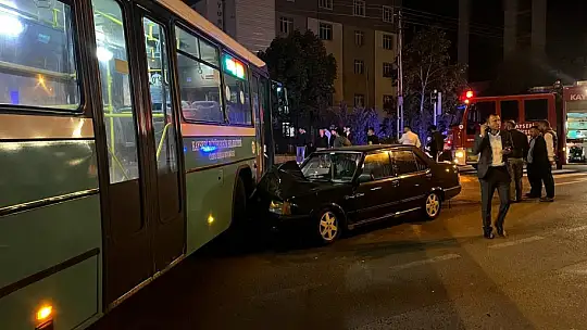 Otobüsle çarpışan otomobilin sürücüsü araç içinde sıkıştı